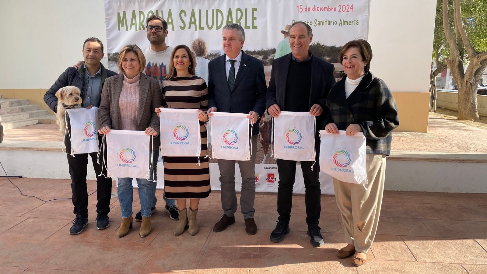 Foto de familia durante la presentacion de la marcha saludable organizada por Distrito Sanitario Almería.