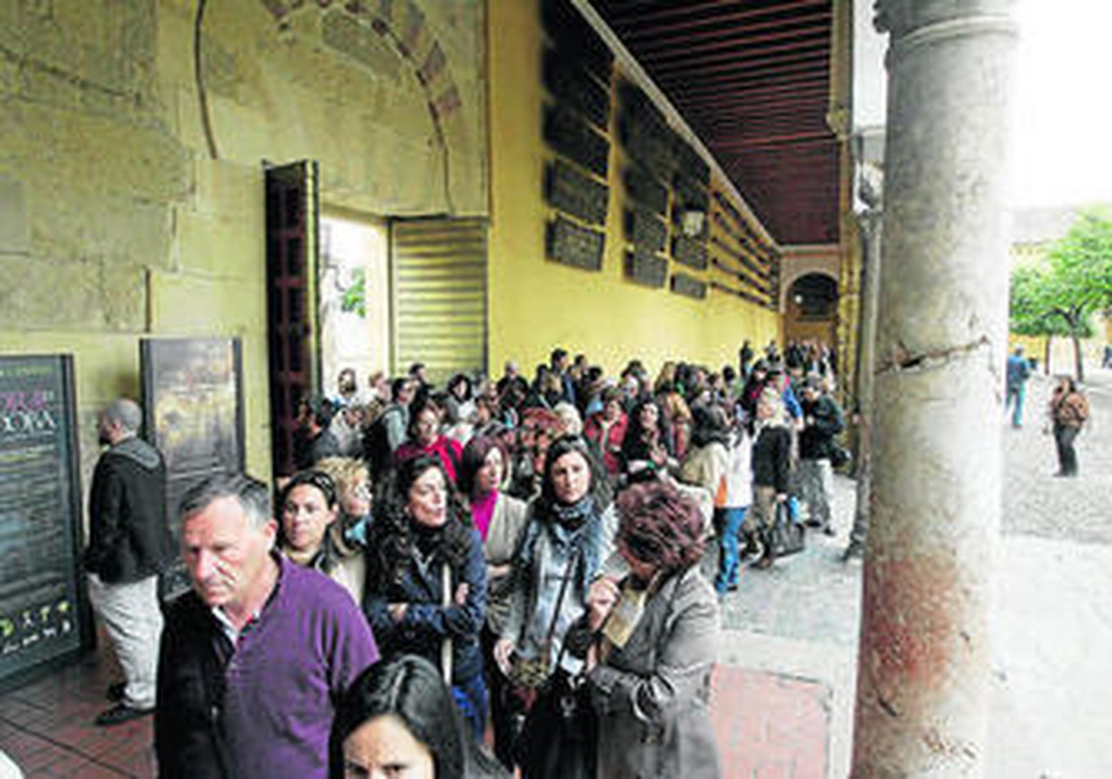 Un grupo de turistas en la Mezquita Córdoba.