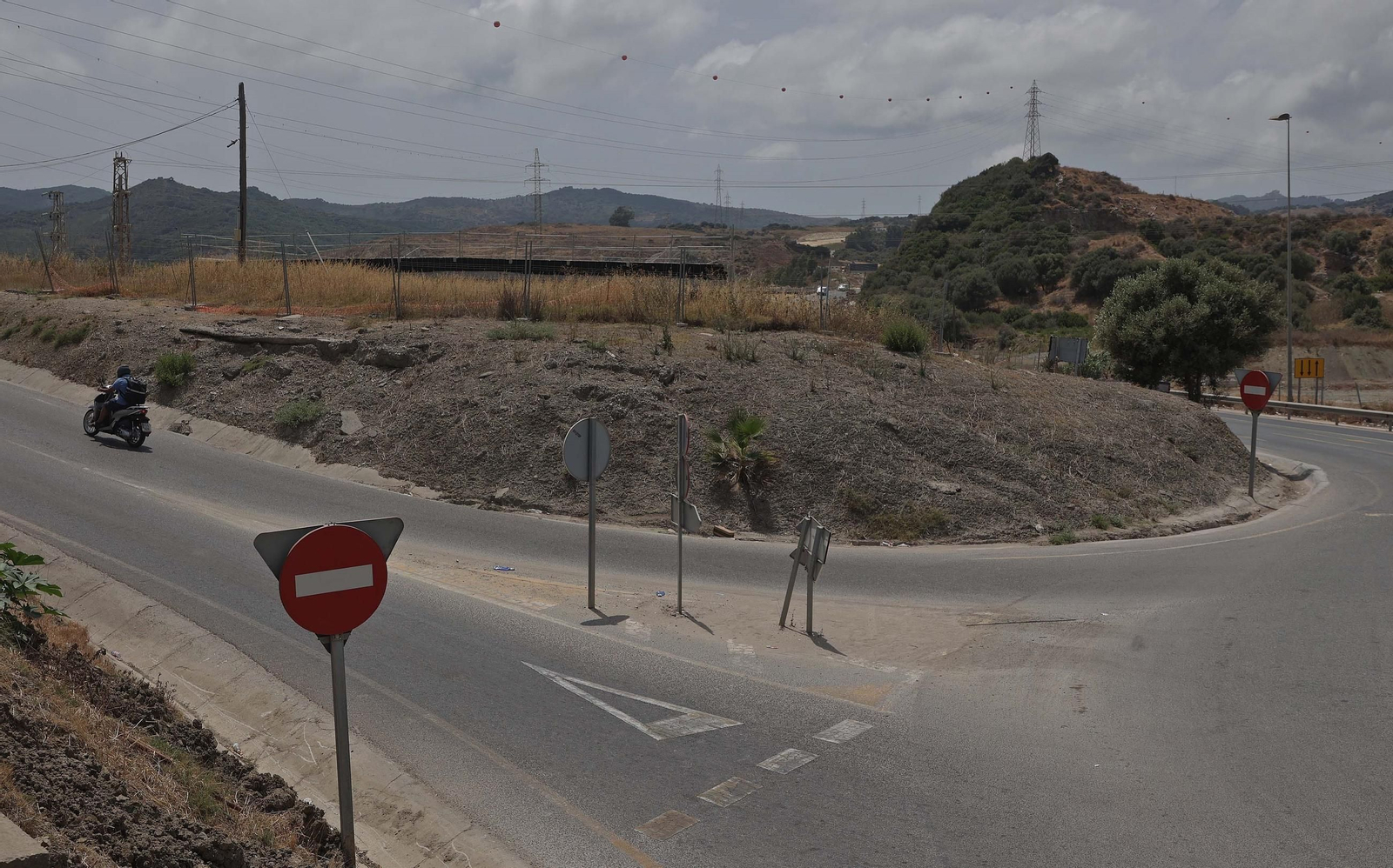 Una moto entra a Algeciras por la carretera de Los Yankis.
