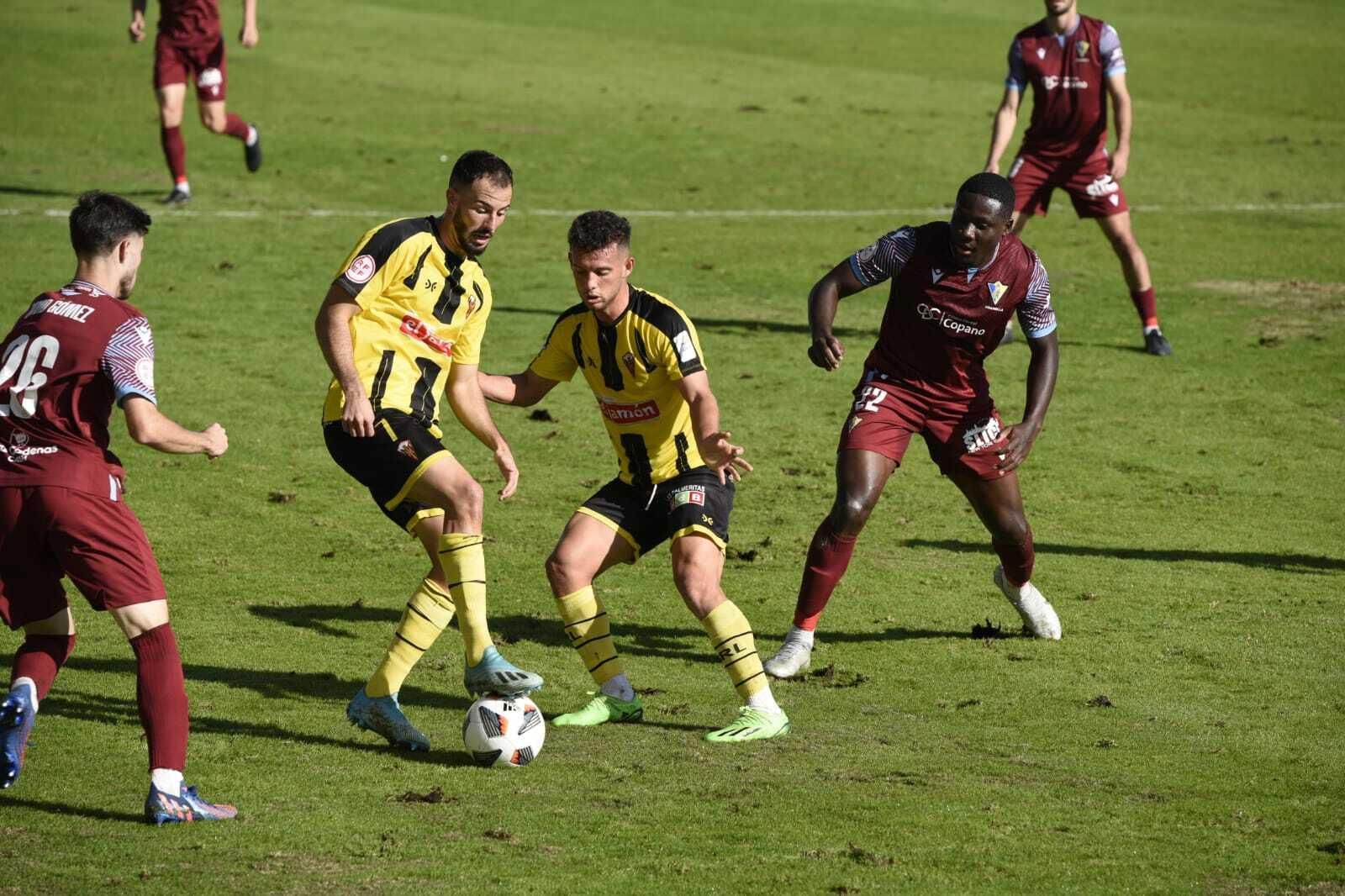 Un lance del encuentro disputado por el San Roque ante el filial del Cádiz.