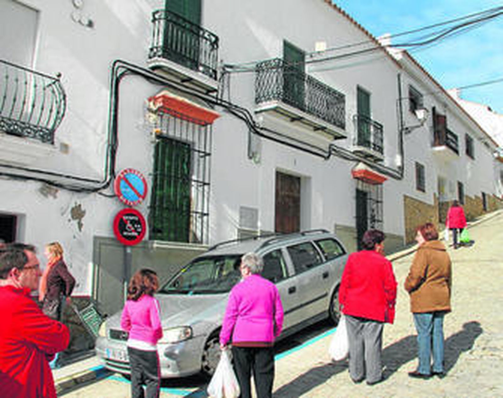 Vecinos de Alcalá de los Gazules comentan lo ocurrido ante la casa asaltada en 2013.