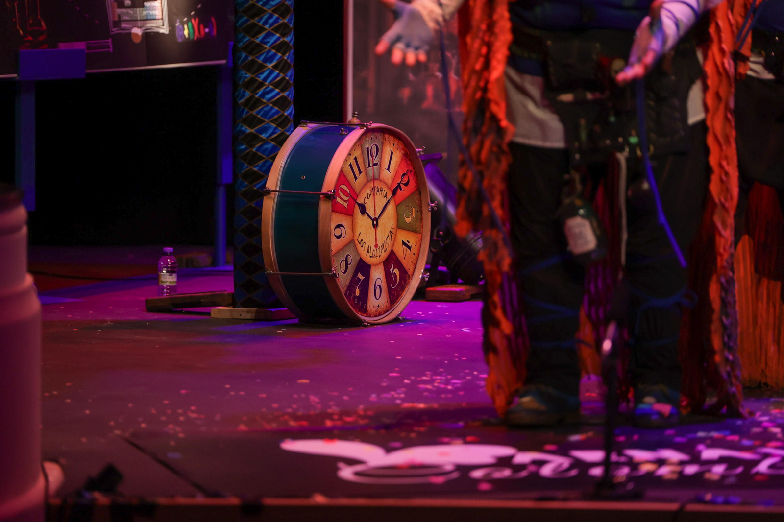 Imágenes de la actuación de la comparsa de Huelva "Los Alquimistas" en las semifinales del Carnaval Colombino