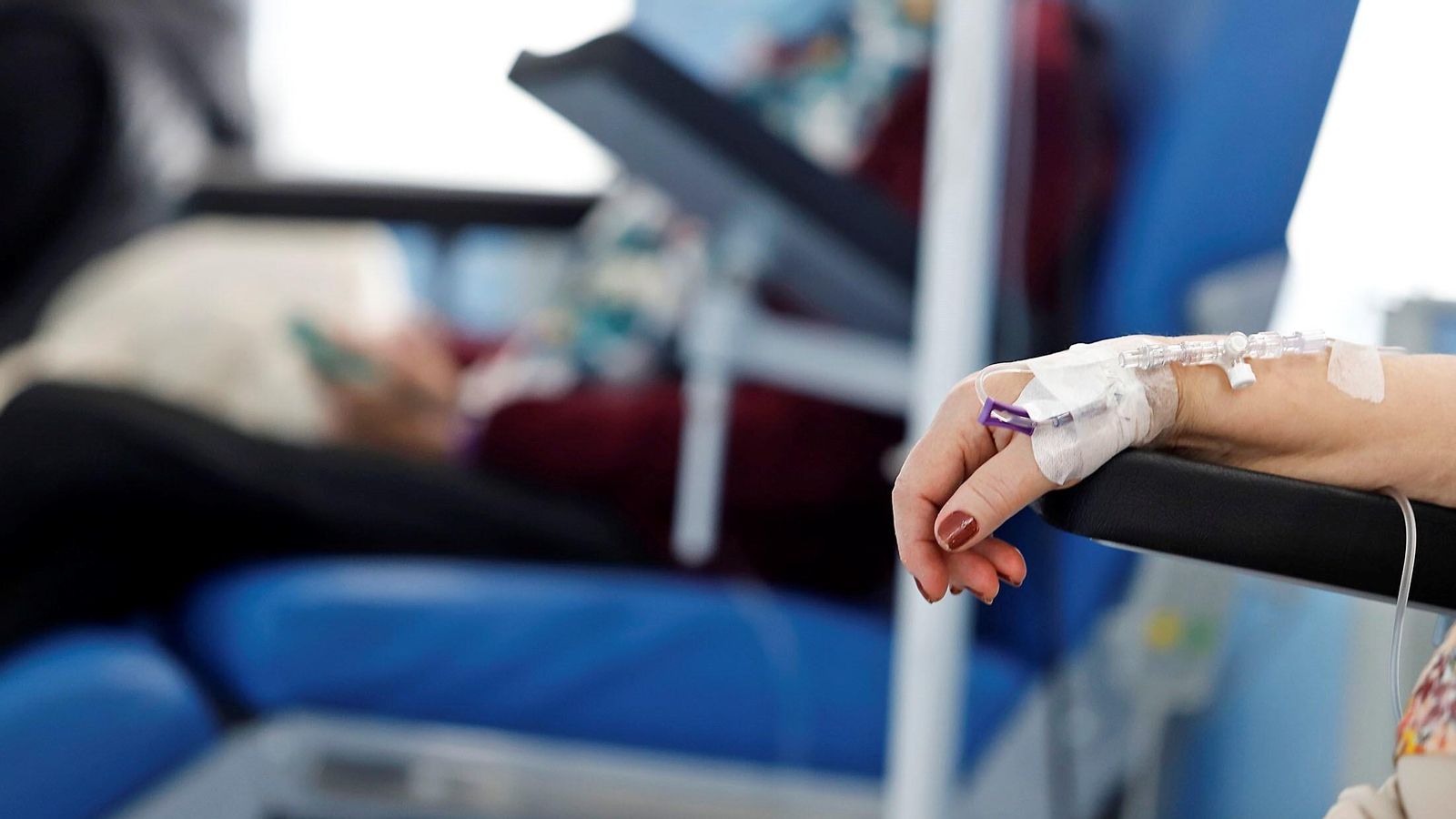 Una paciente recibe un tratamiento en el Hospital de Día.