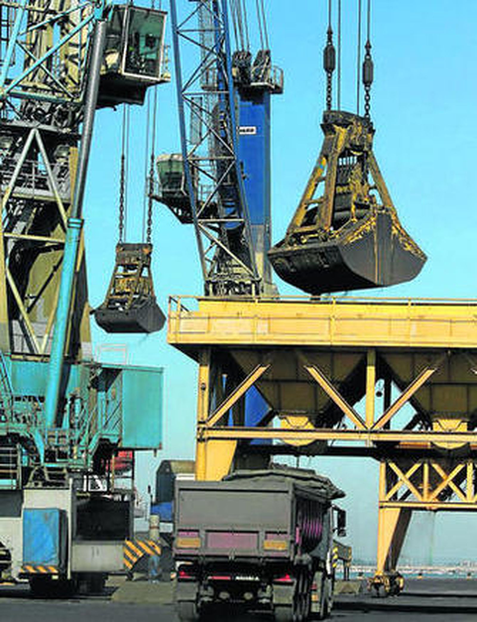 Un camión se dispone a recoger la carga bajo una plataforma.