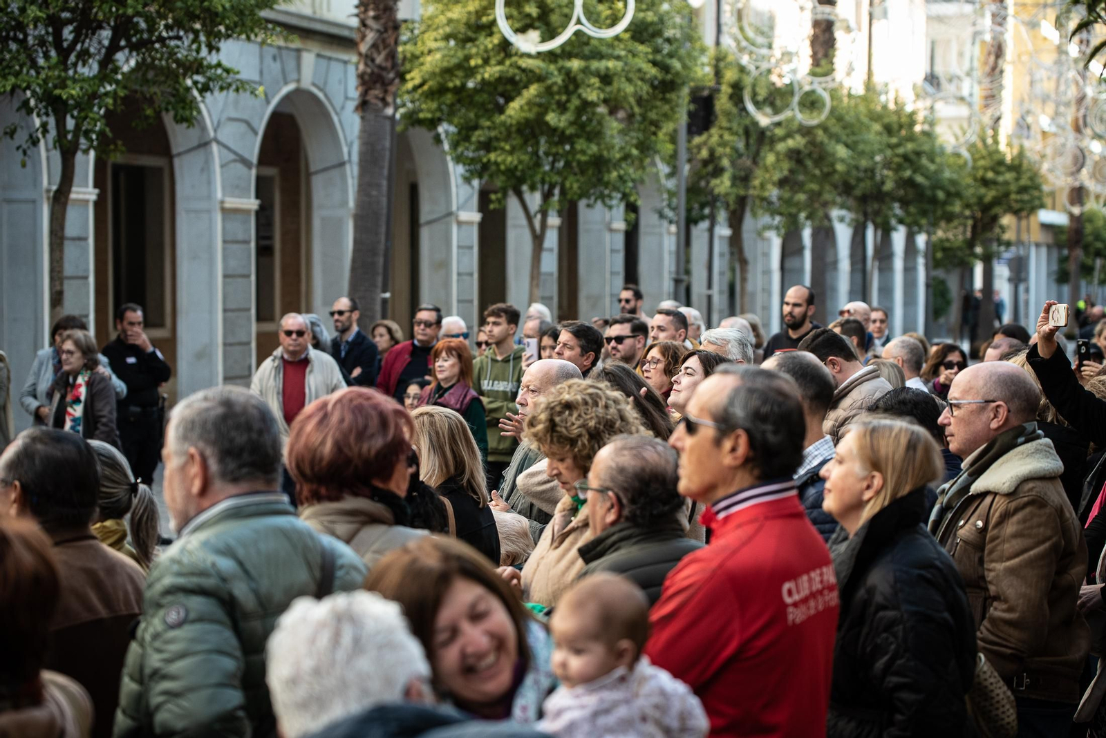 Imágenes de la Zambombá " Sones de Navidad" en la puerta de la Diputación