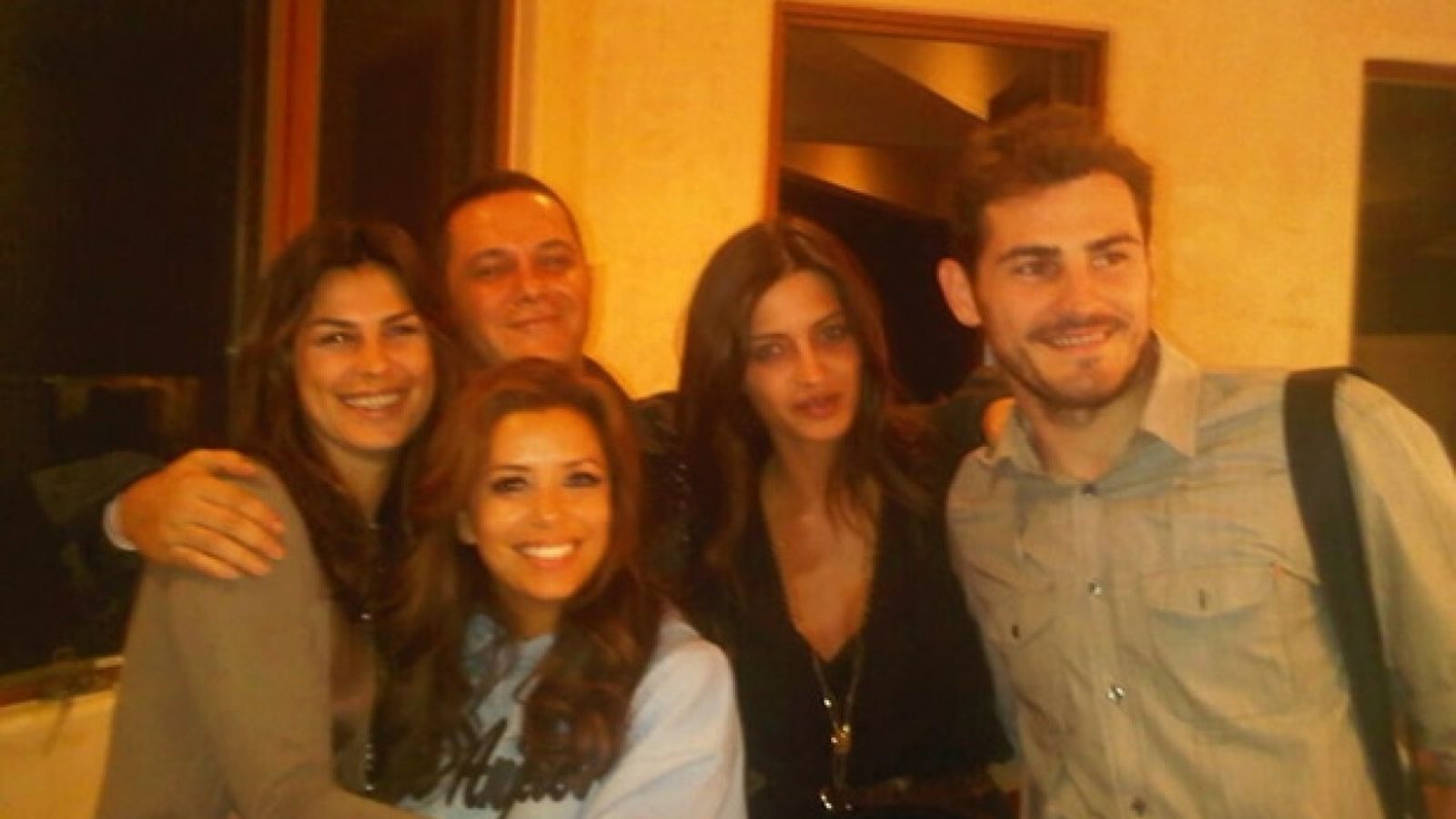 Foto de hace años de Alejandro Sanz y Casillas con sus parejas y Eva Longoria, en una cena entre amigos.