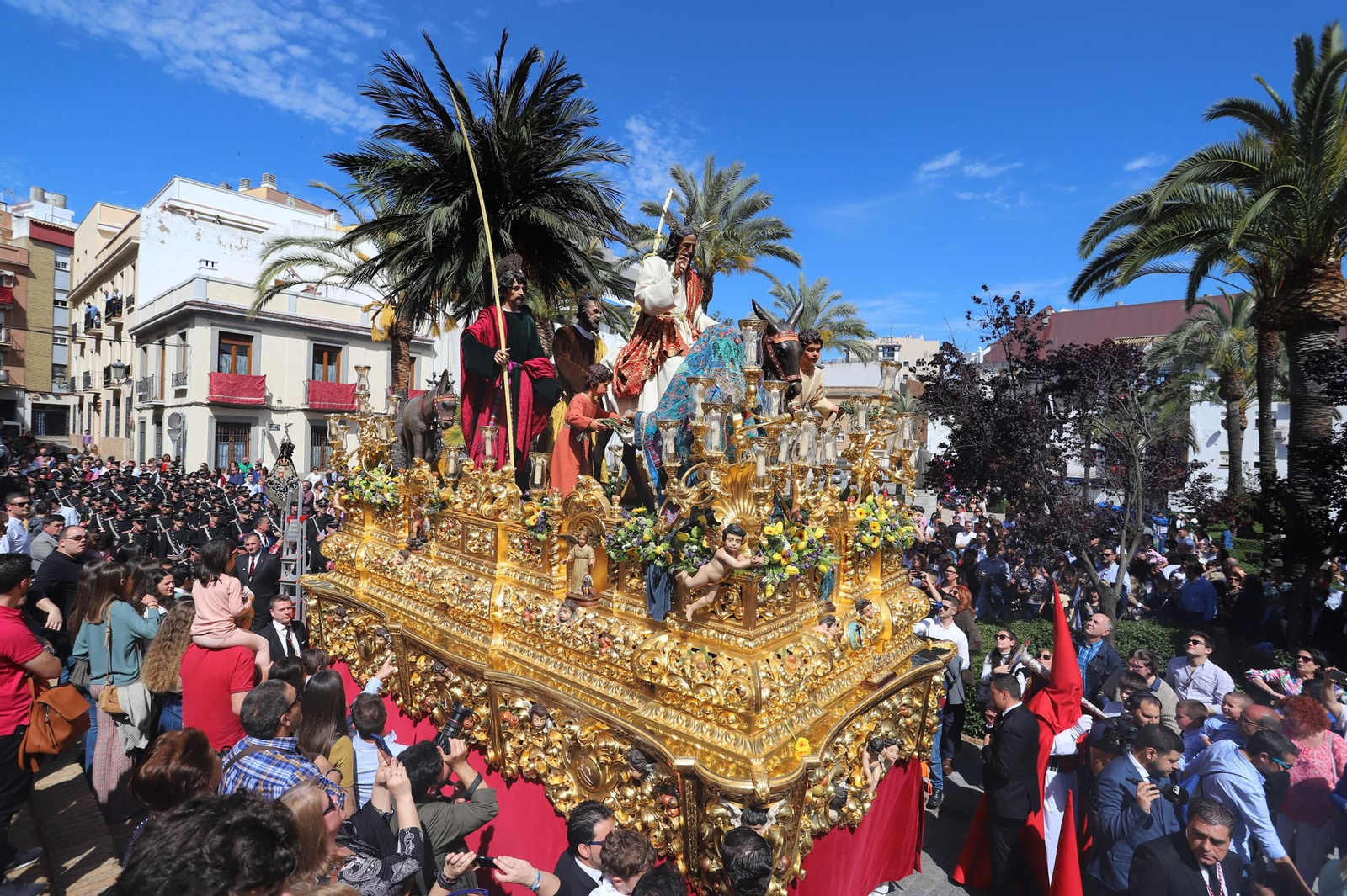 Imágenes del recorrido de la Borriquita  por las calles de Huelva