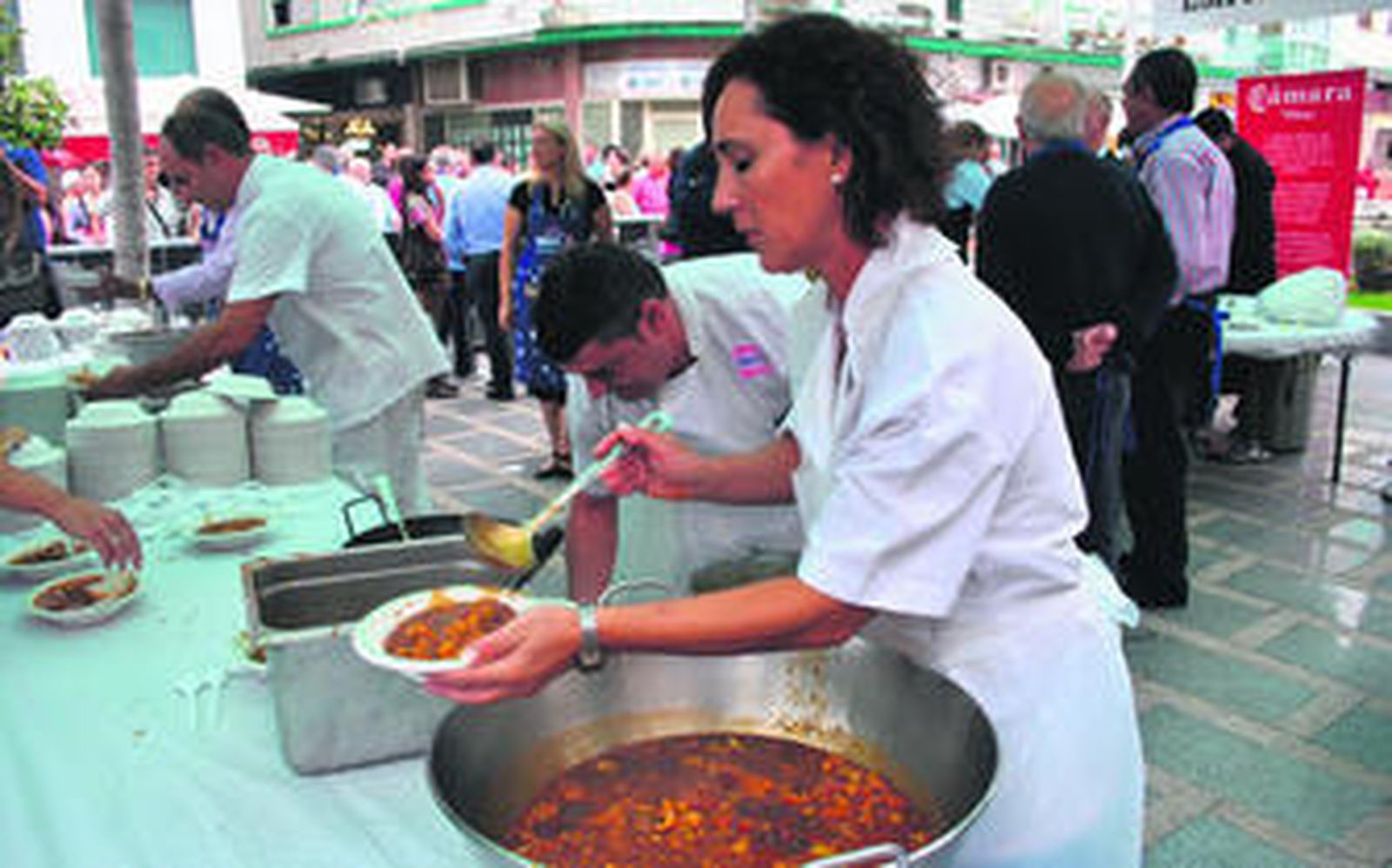 Reparto de raciones de callos, ayer.