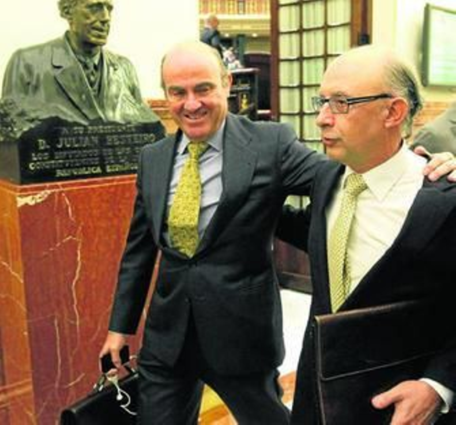 De Guindos y Montoro, en el Congreso durante la tramitación de los presupuestos de 2014.