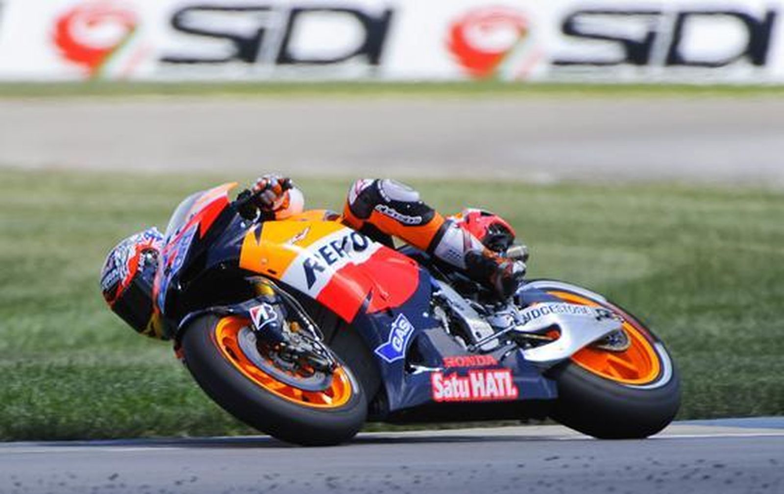 Stoner tomando una curva.

Foto: efe