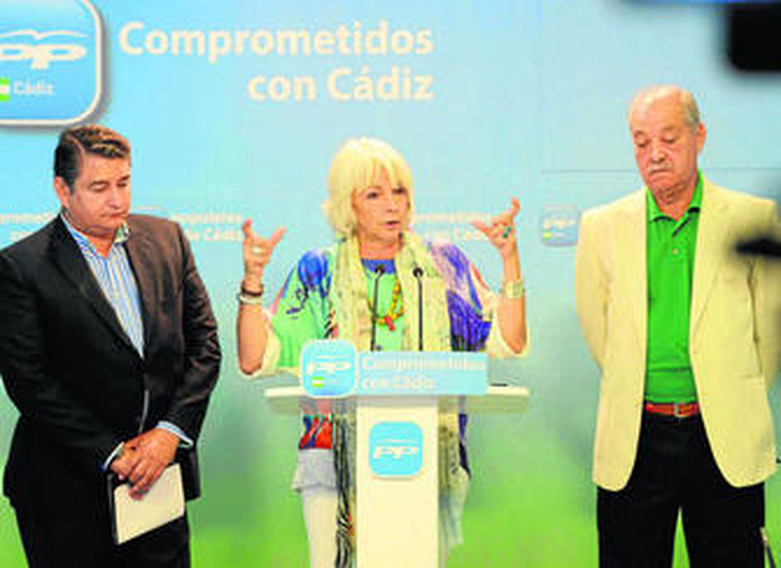 De izquierda a derecha, Antonio Sanz, Teófila Martínez y Jorge Ramos, durante la rueda de prensa en la sede del Partido Popular.