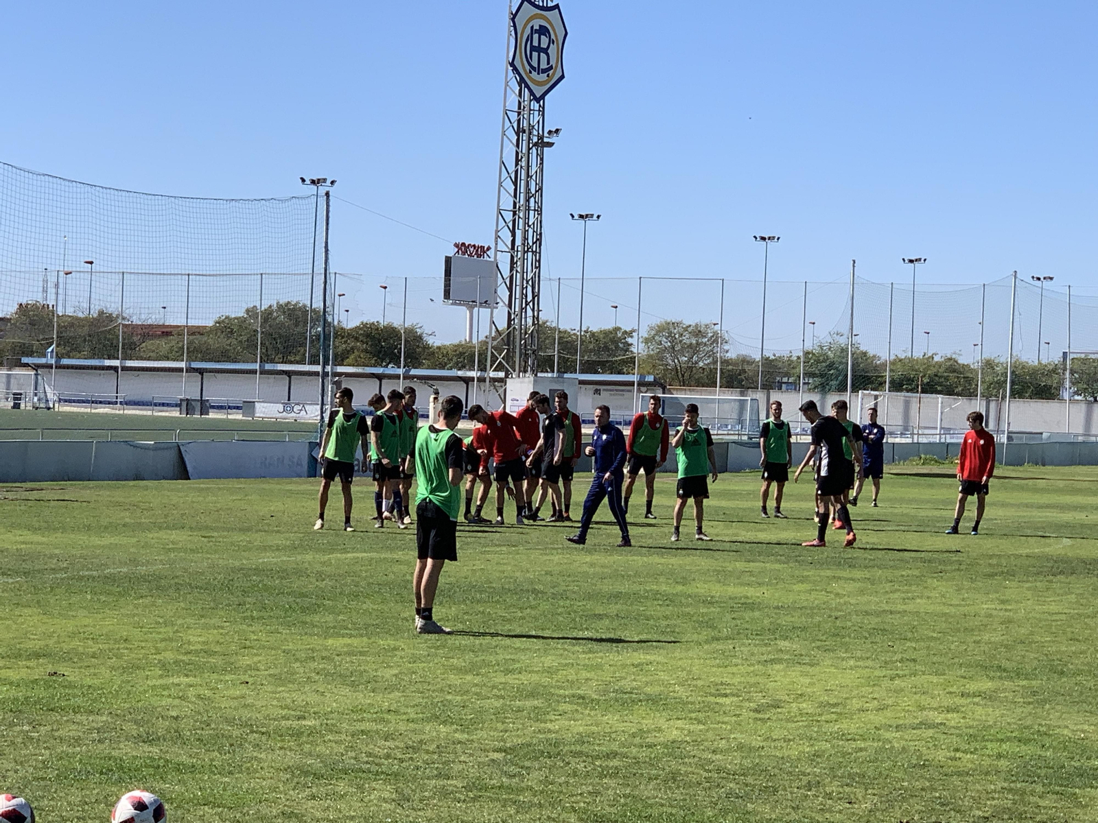Un momento del entrenamiento de esta mañana en la Ciudad Deportiva del Decano.