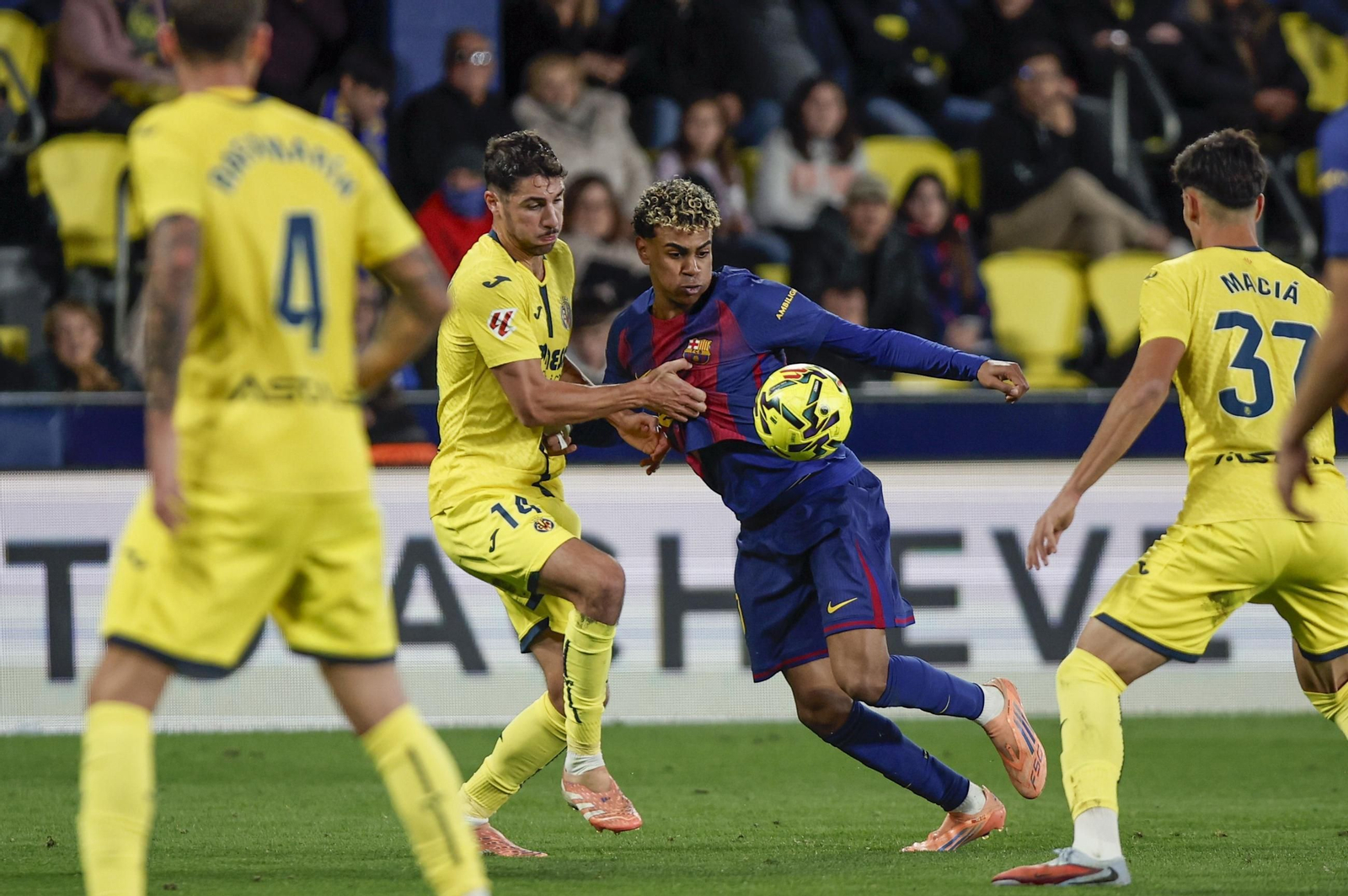 Comesaña intenta frenar a Lamine Yamal.