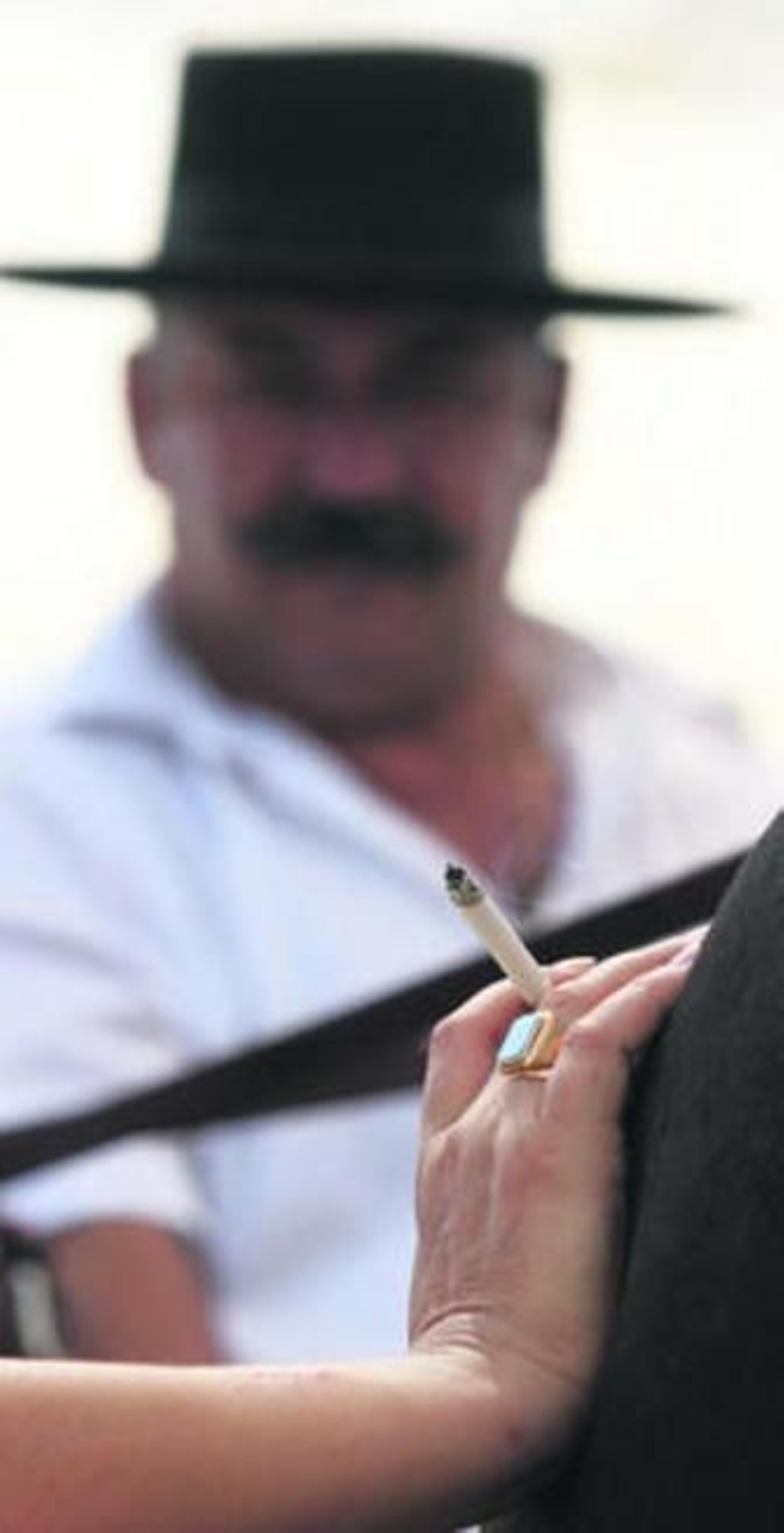 Una jinete fuma en la Feria.