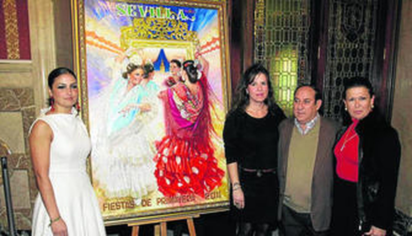 Juan Valdés con las modelos Maru Osorno y María Niebla del Toro, y Pepa Montes, 'directora' de escena.