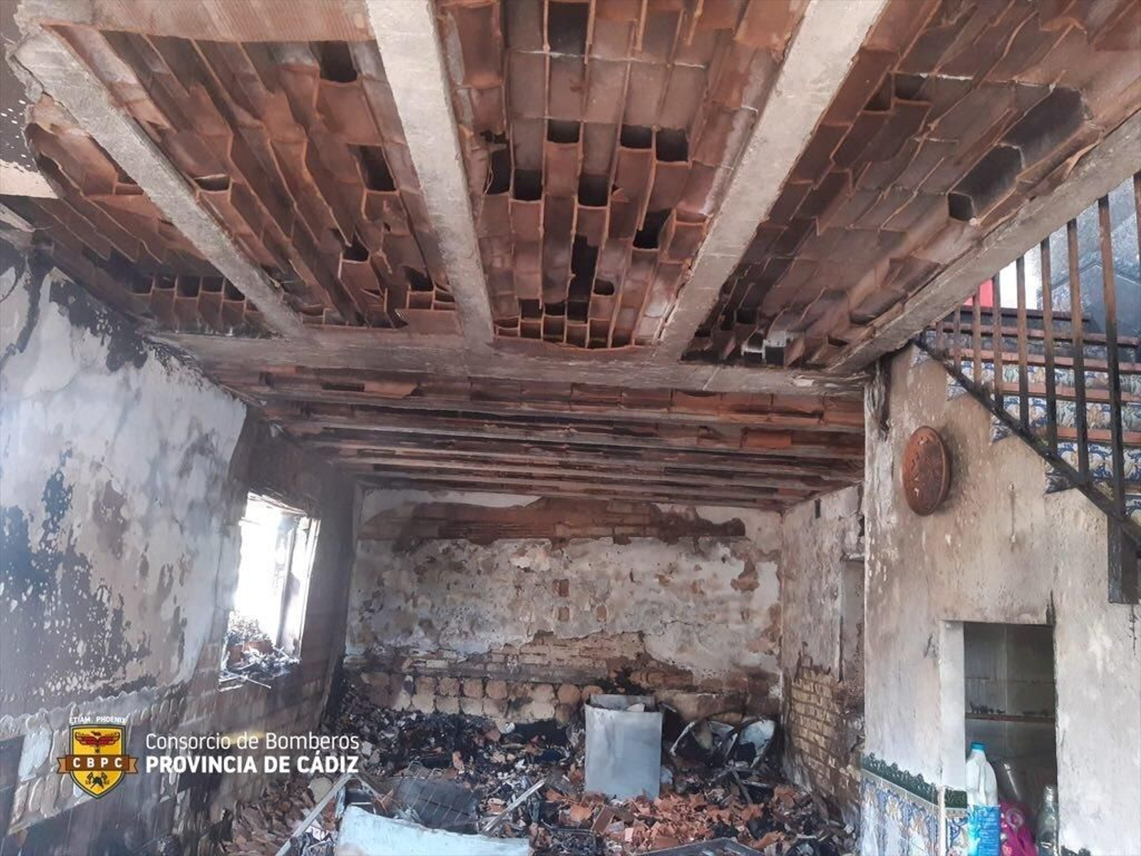 Estado en el que quedó el salón de la vivienda de El Torno.