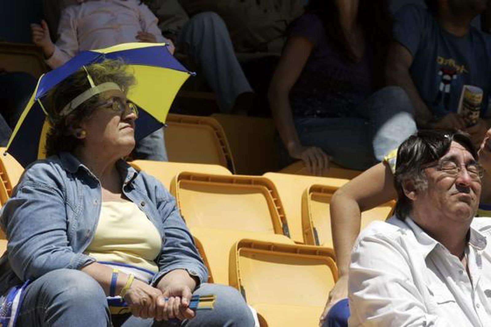 Los aficionados recurrieron a formas originales para hacer frente al calor. 

Foto: Jesus Marin
