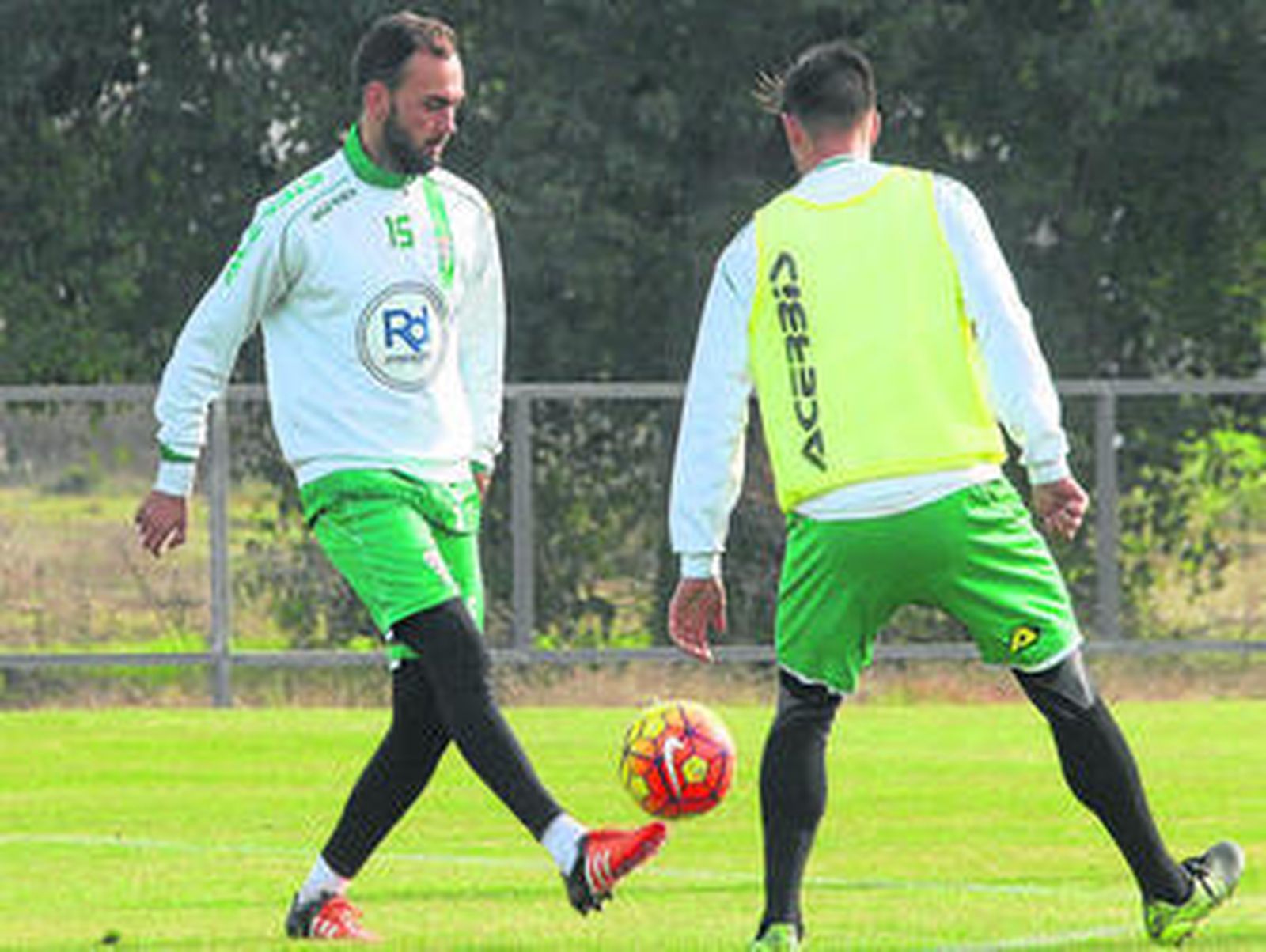Deivid es presionado por Luso durante un entrenamiento en la Ciudad Deportiva.