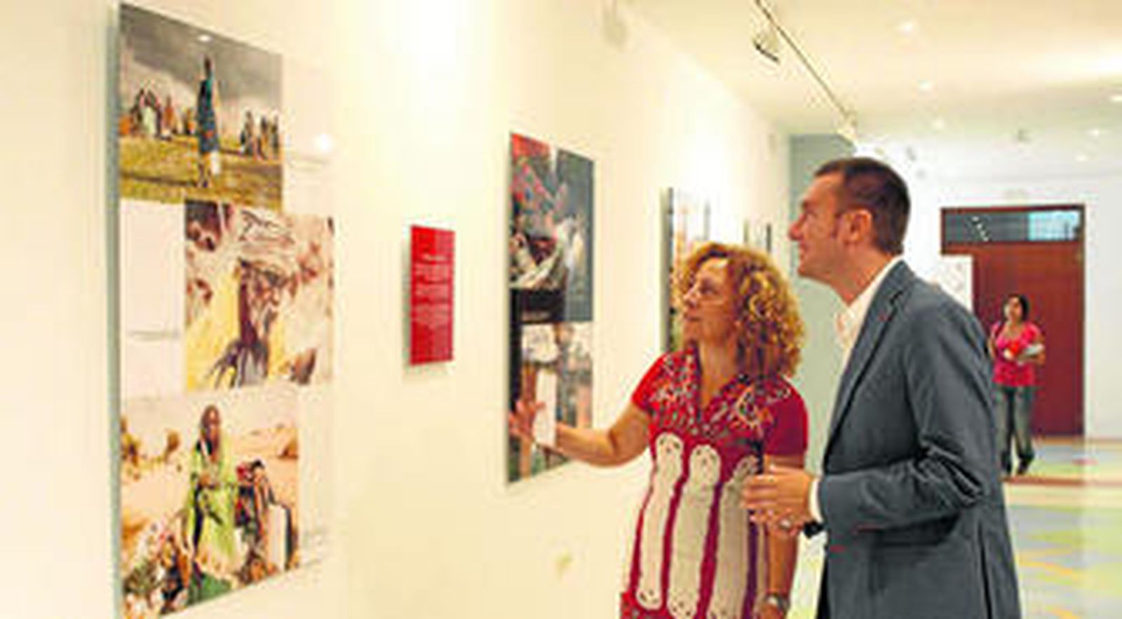 Paola Moreno y Álvaro Pérez observan uno de los paneles que componen la muestra, ayer en el Kursaal.