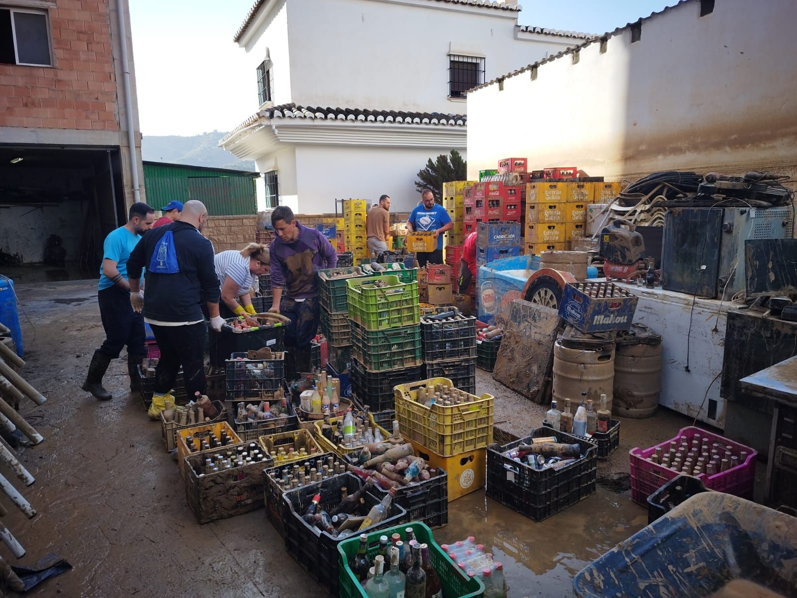 Los voluntarios de la DANA: decenas de personas limpian las calles de Benamargosa (fotos)