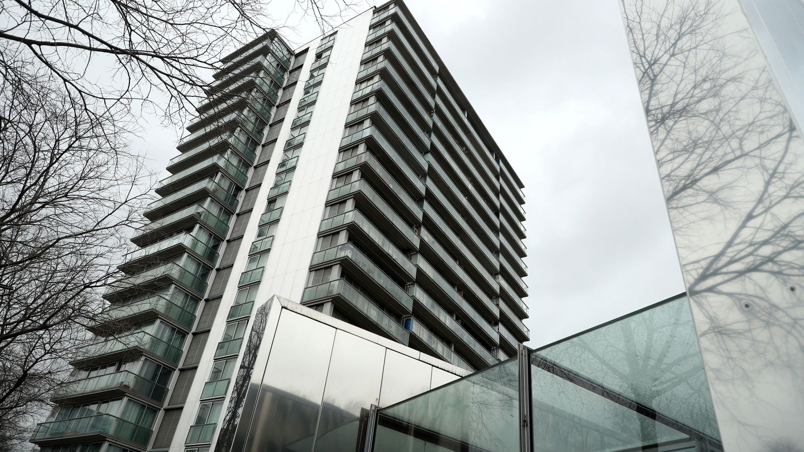 Vista exterior la Torre Bois Le Pretre, construida en París en 1961 por Raymond Lopez y renovada por Lacaton & Vassal en 2011.