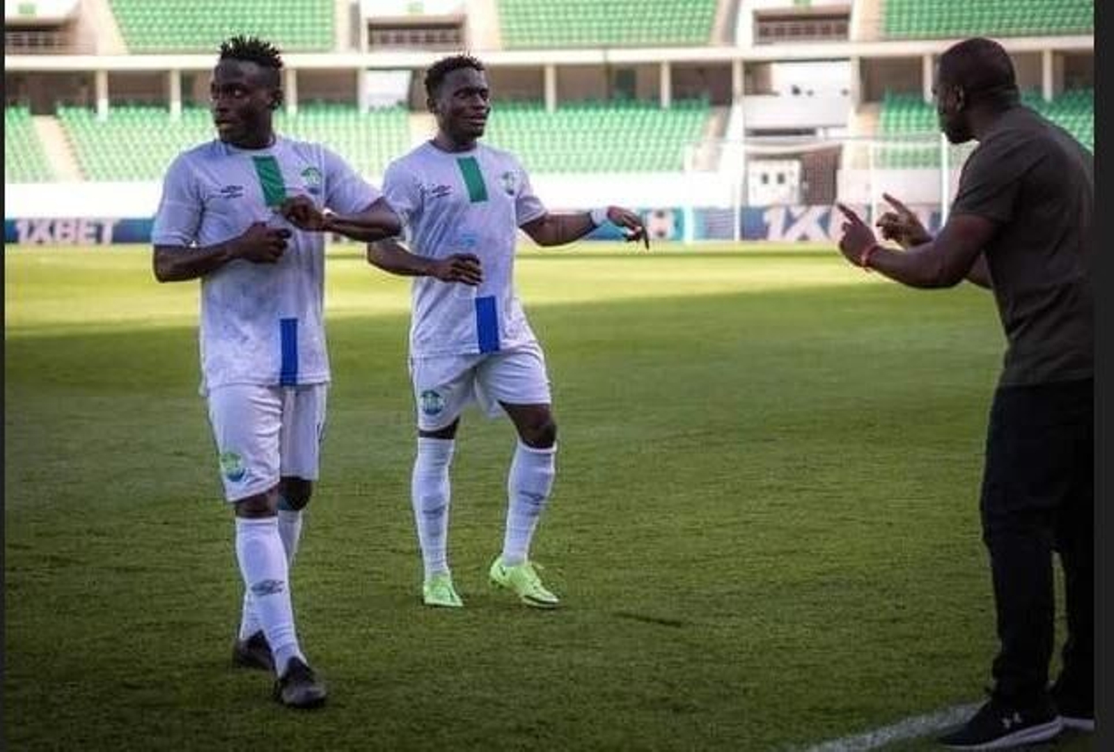 Alhassan y Alu Koroma, en un partido con Sierra Leona