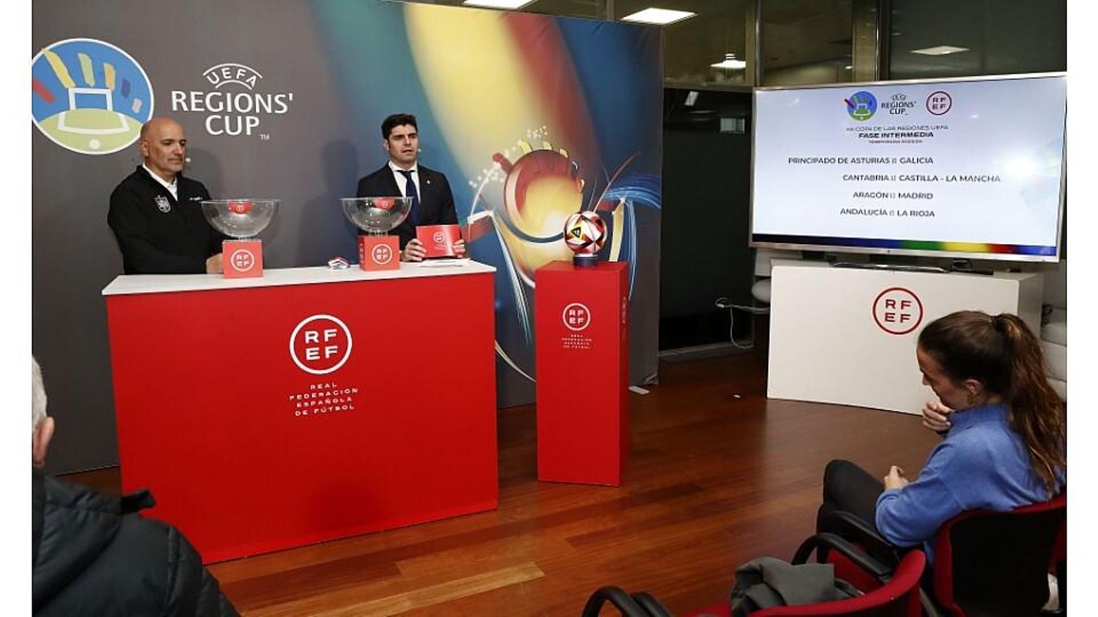 Un momento del sorteo de la Fase Intermedia de la Copa de las Regiones UEFA en Las Rozas.