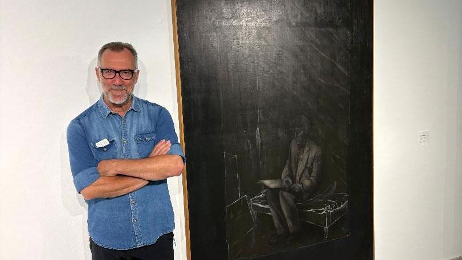El pintor Paco Pérez-Valencia, ante una de sus obras expuesta en la muestra de pinturas.