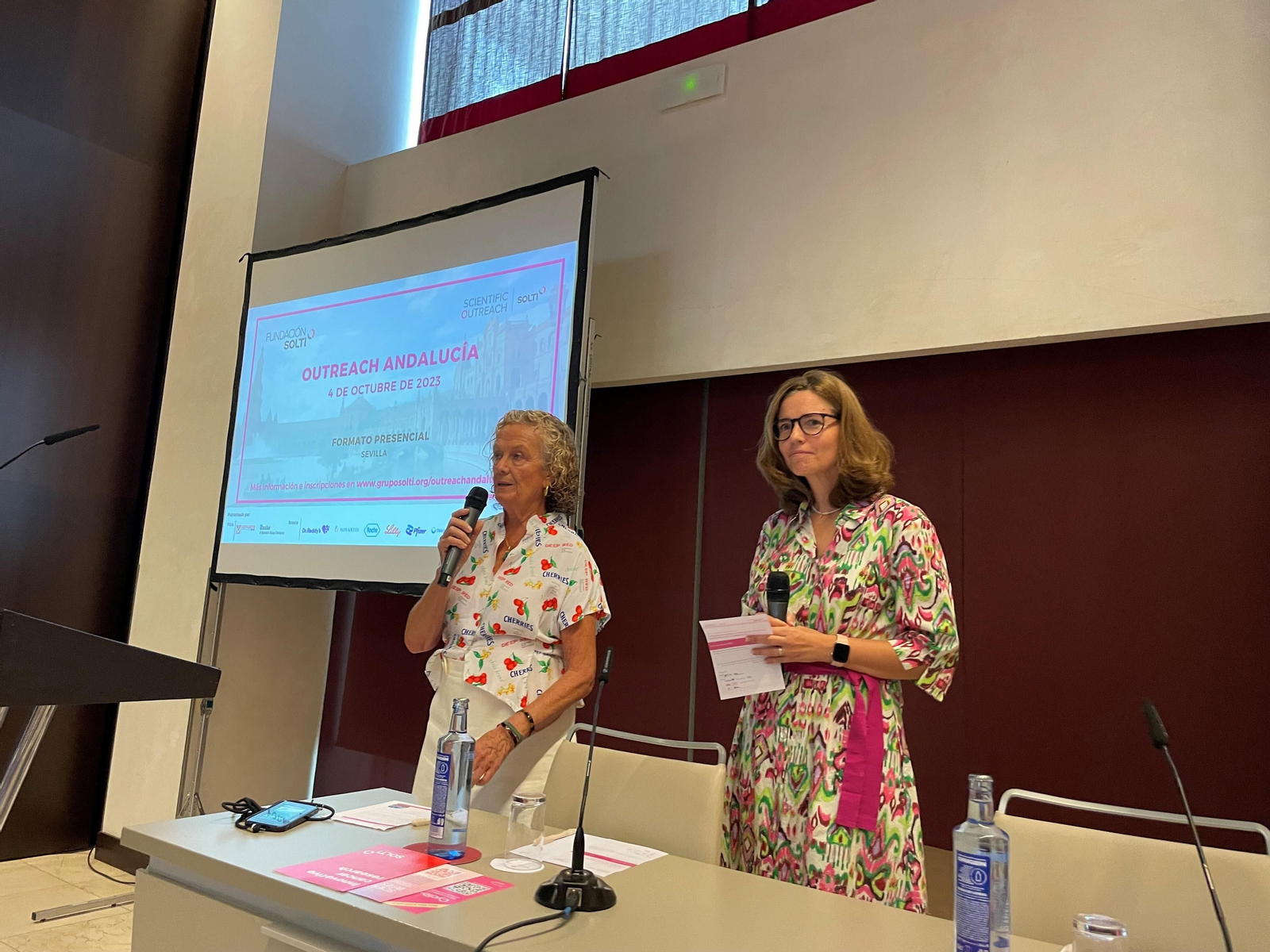 Las doctoras Ana Casas y Sonia Pernas durante el encuentro de expertos en Sevilla. Las doctoras Ana Casas y Sonia Pernas durante el encuentro de expertos en Sevilla.