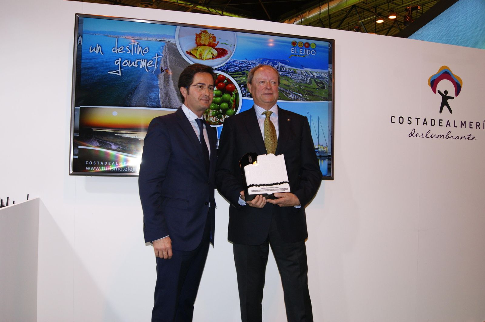 Entrega del Premio al Mérito Turístico al director del IMD, Gabriel Giménez.