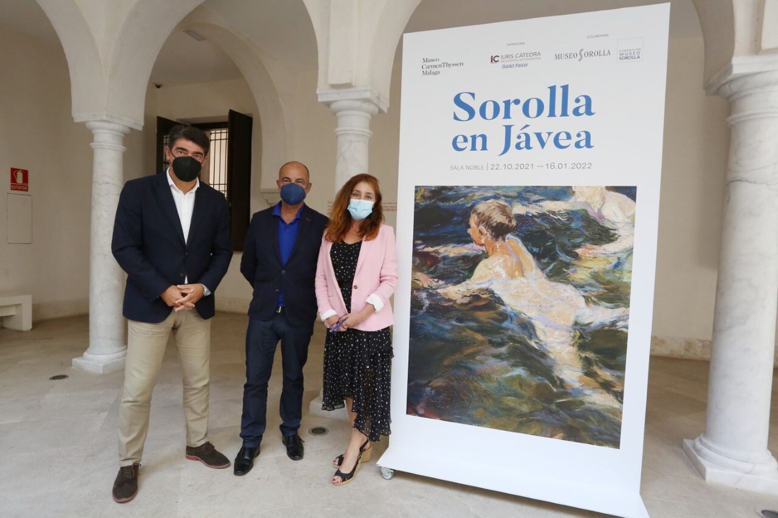 Javier Ferrer, Daniel Pastor y Lourdes Moreno junto al cartel de la próxima muestra.
