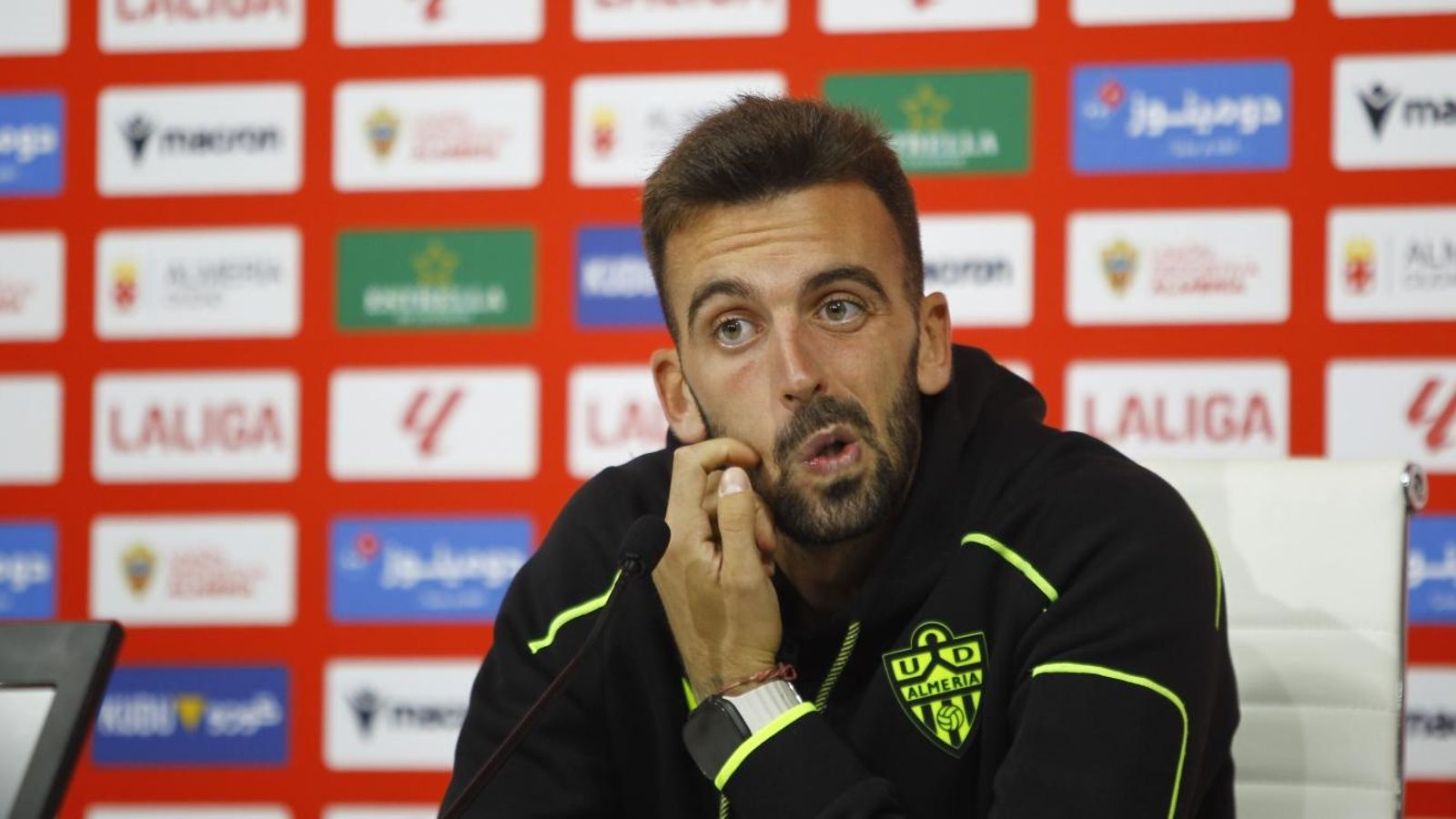 El lateral izquierdo del Almería, en la sala de prensa del Estadio de los Juegos Mediterráneos.