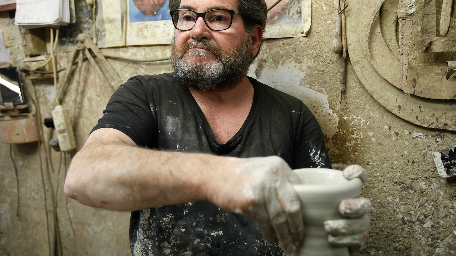 El alfarero en pleno proceso de creación.