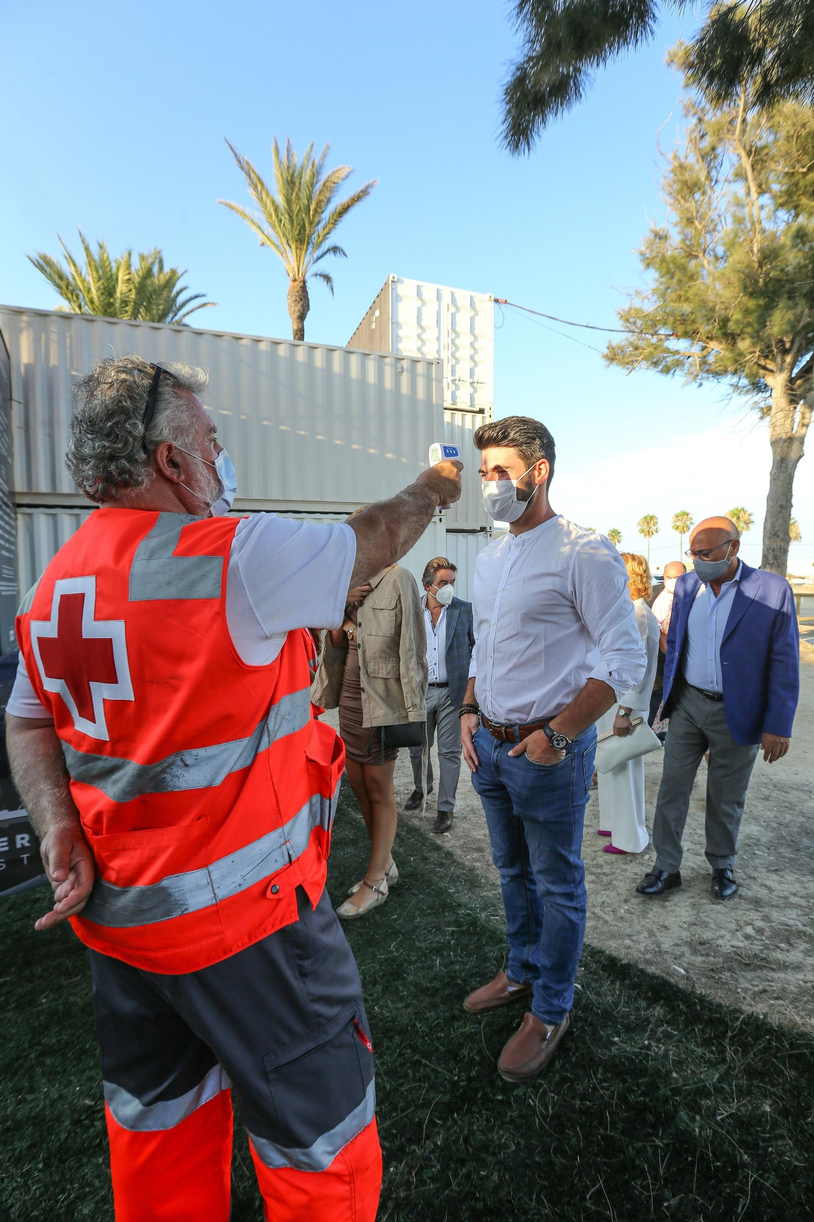 Personal de la Cruz Roja toma la temperatura a los asistentes al festival.