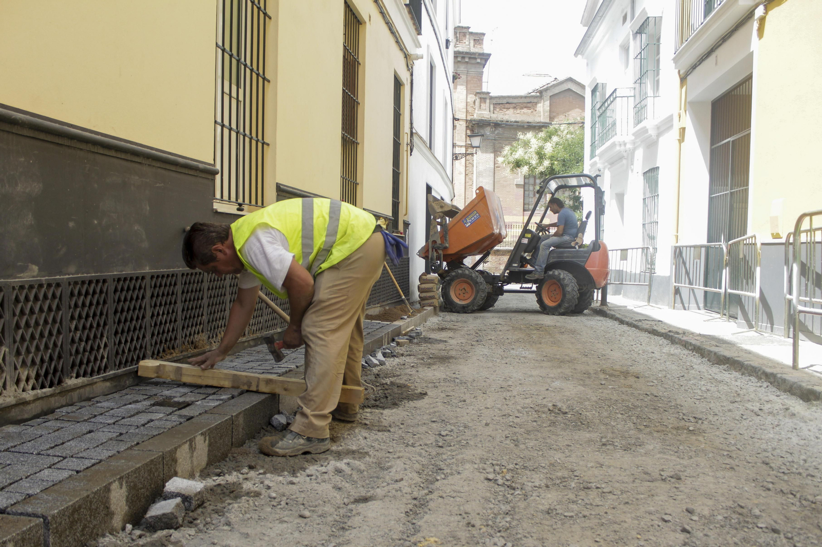 Imagen de archivo de obras en verano en una calle de Sevilla.