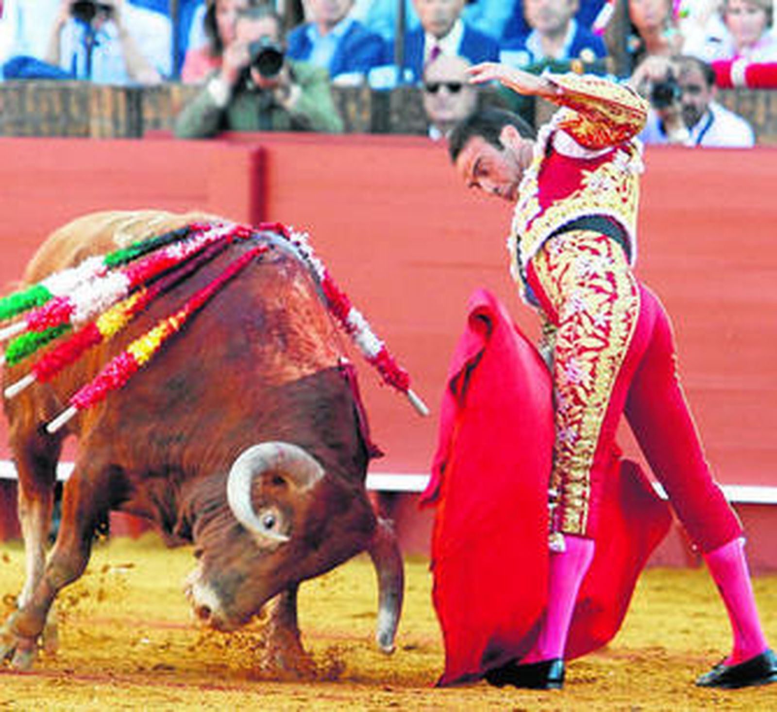 Enrique Ponce durante la lidia de uno de los de su lote.