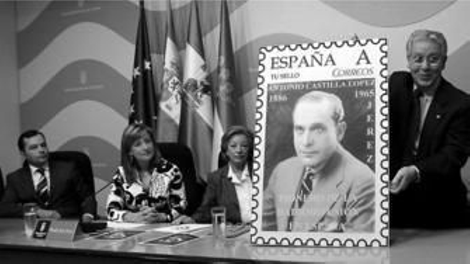 Responsables de Radio Jerez y la alcaldesa, ante el sello que se presenta el sábado.