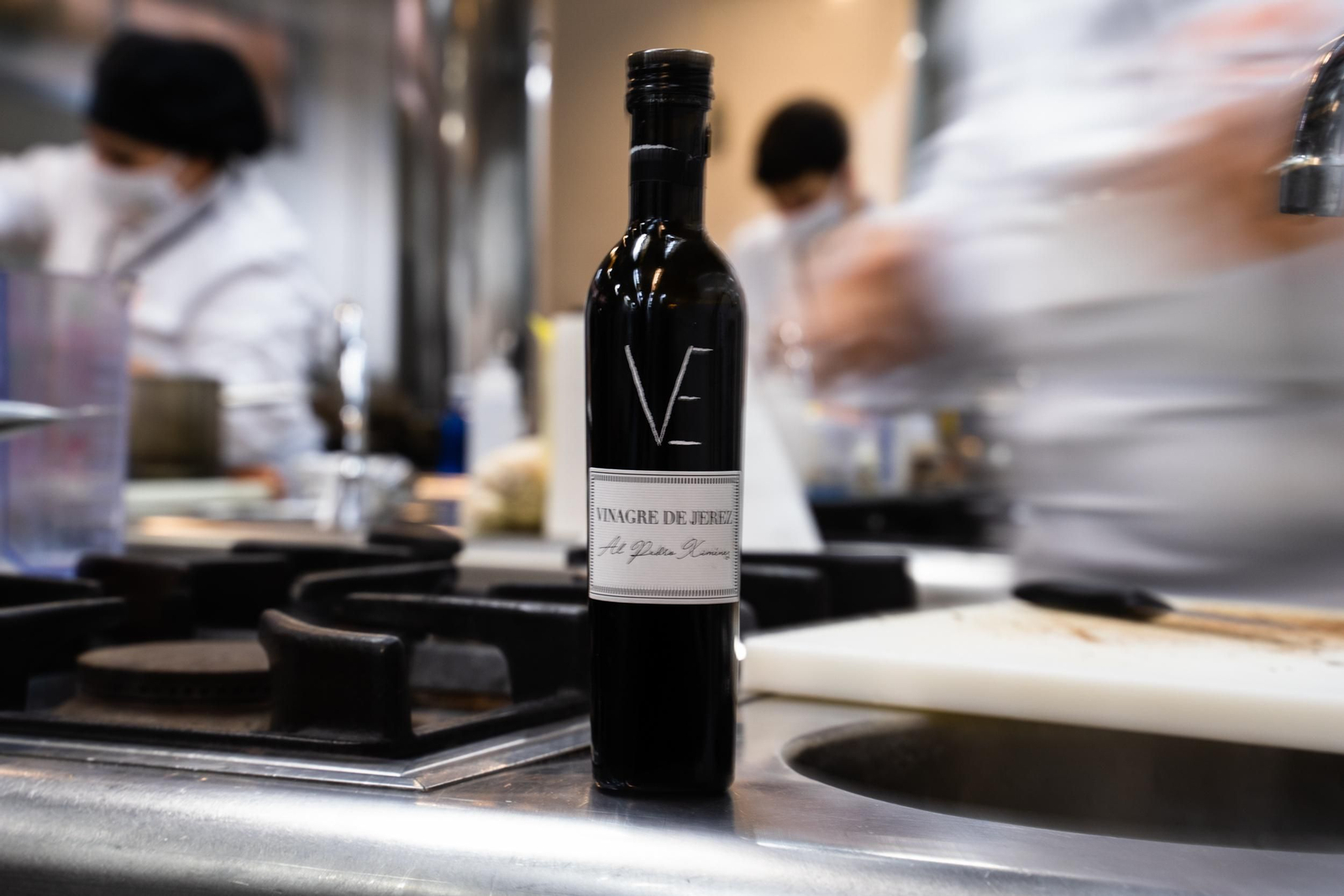 Botella de Vinagre de Jerez durante una edición del concurso Cocina con Esencia que organiza el Consejo Regulador. Botella de Vinagre de Jerez durante una edición del concurso Cocina con Esencia que organiza el Consejo Regulador.