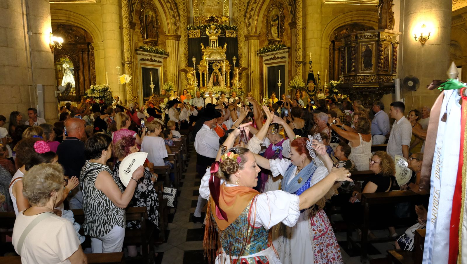 La ofrenda a la Virgen del Mar en imágenes