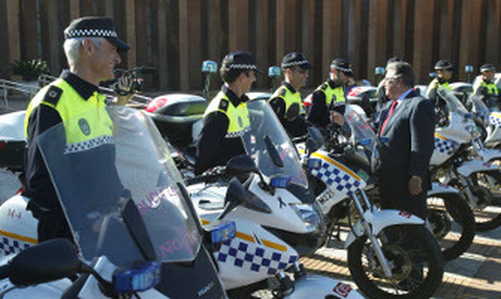 El alcalde, Juan Ignacio Zoido, saluda a los motoristas de la Policía Local formados en Fibes el pasado lunes. / José Ángel García