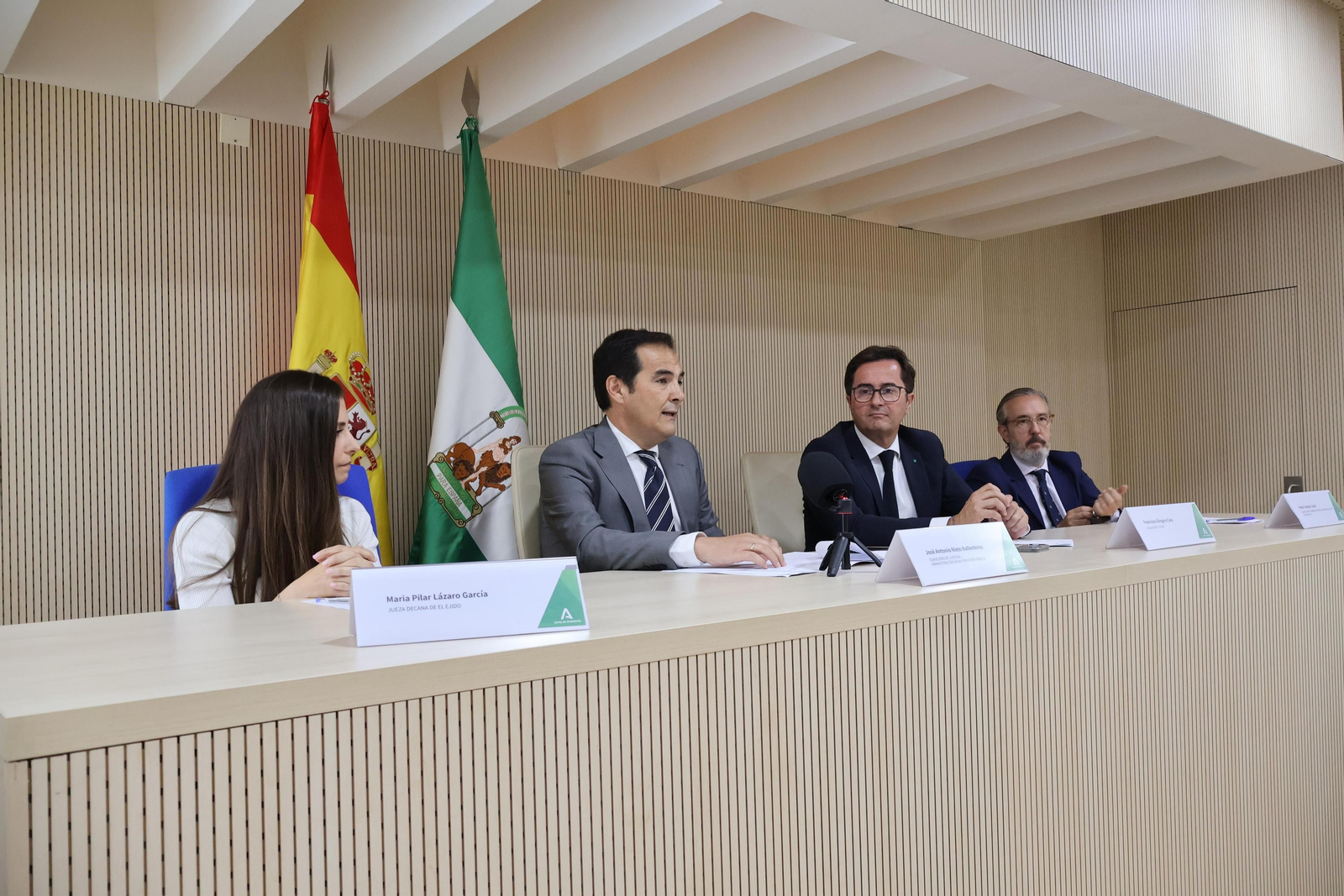 El consejero José Antonio Nieto, en su visita a la Oficina Judicial de El Ejido.