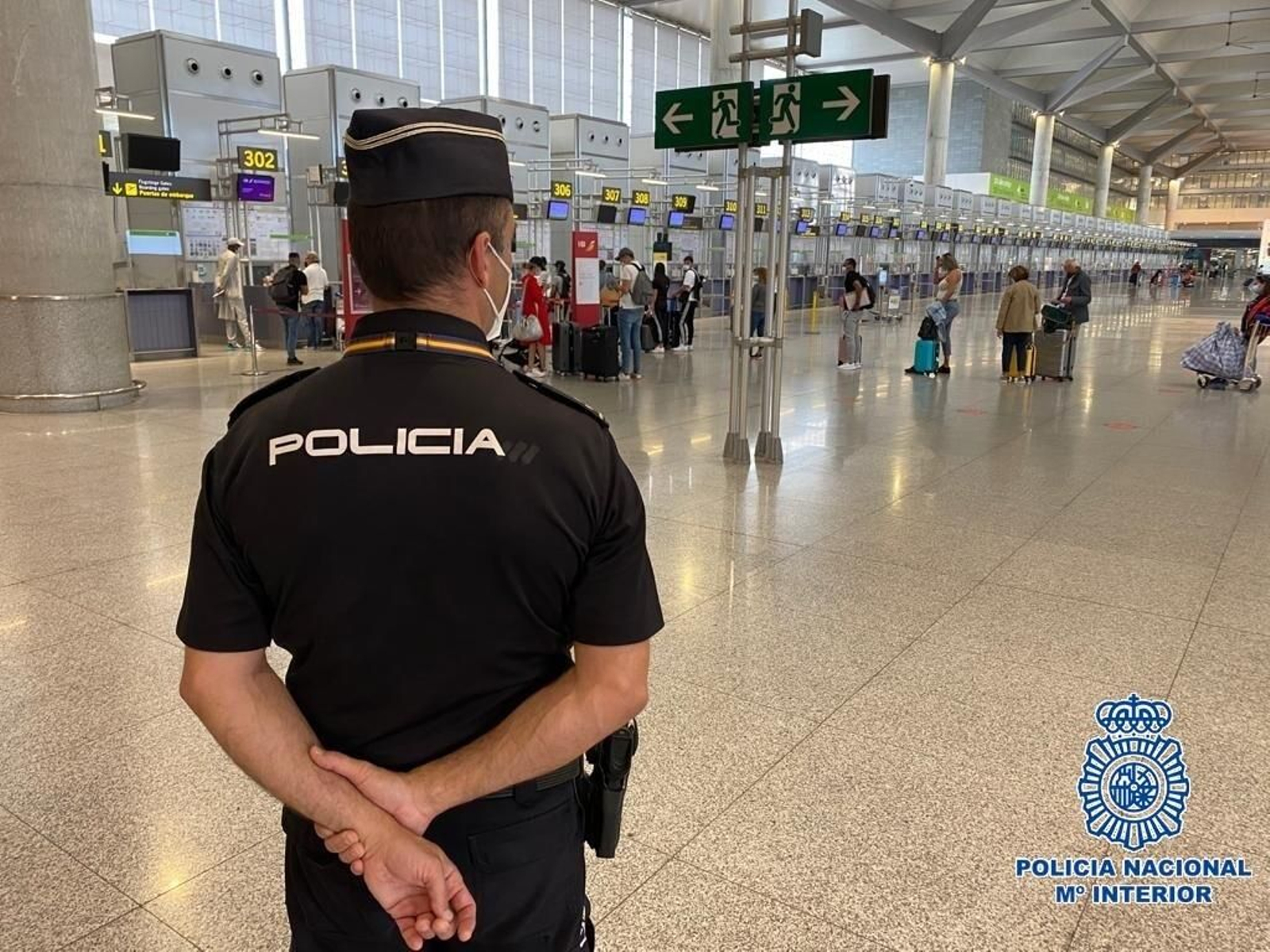 Un policía nacional en el aeropuerto de Málaga