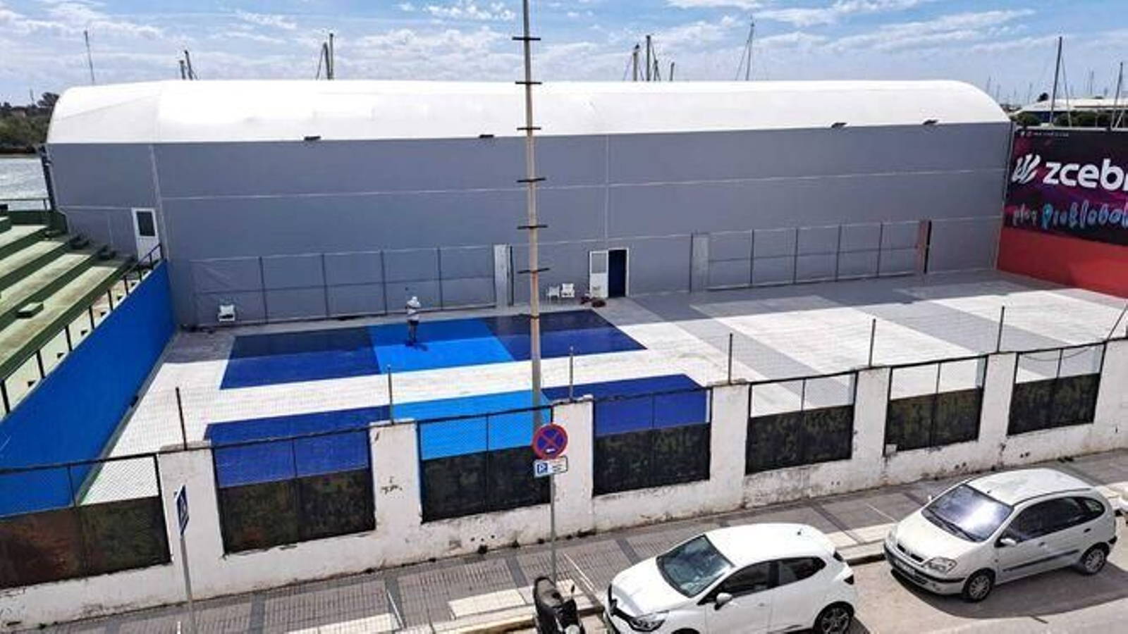 La estructura denunciada por ecologistas y vecinos, levantada junto al río Guadalete.