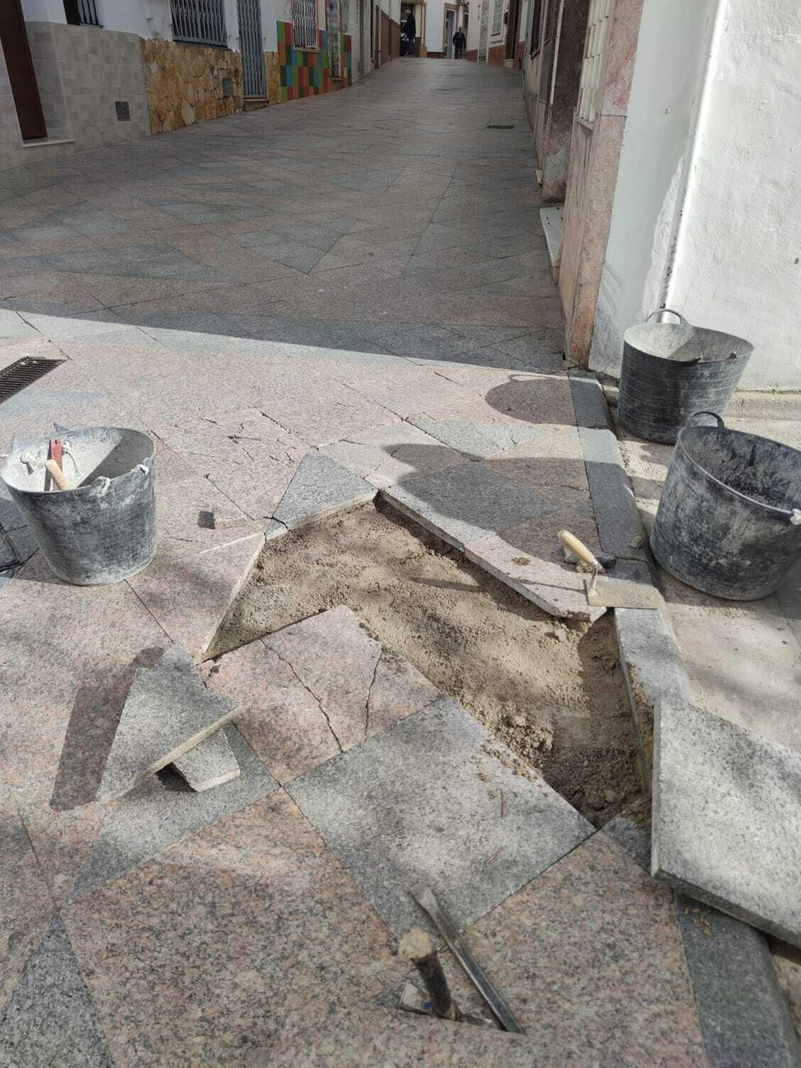 Obras en el acerado de una calle en Los Barrios.