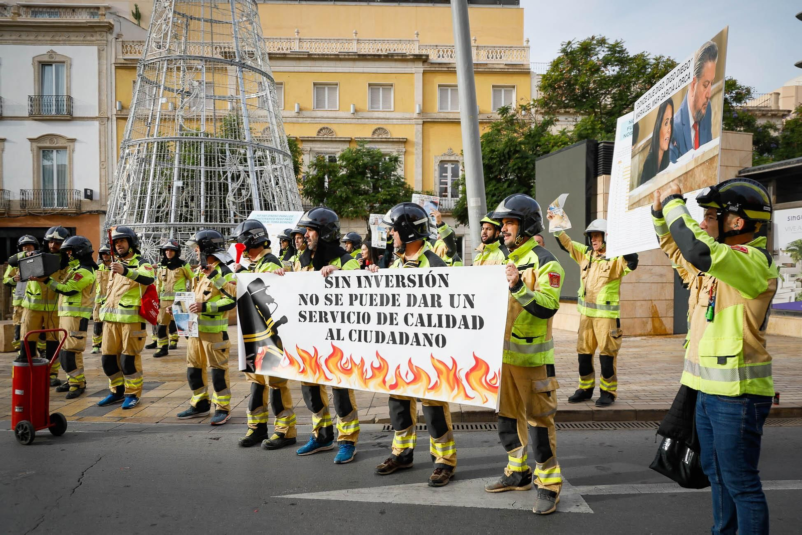 Imágenes de la manifestación de bomberos en Almería