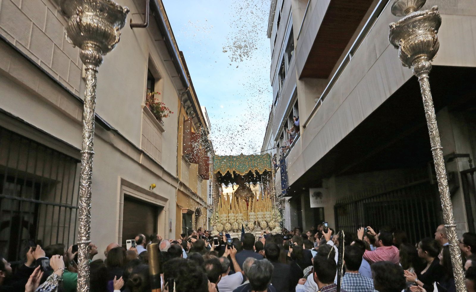 La Virgen de la Amargura recibe la petalada de los vecinos del número 6 de la calle Mora ayer por la tarde.