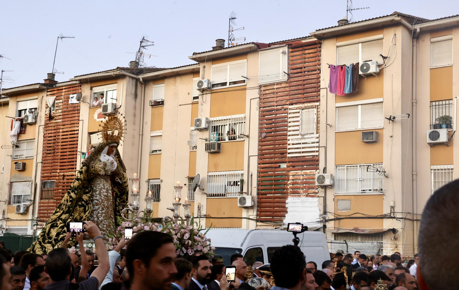 Regreso de la Esperanza de Triana a su paso por el Hospital Infantil del Virgen del Rocío
