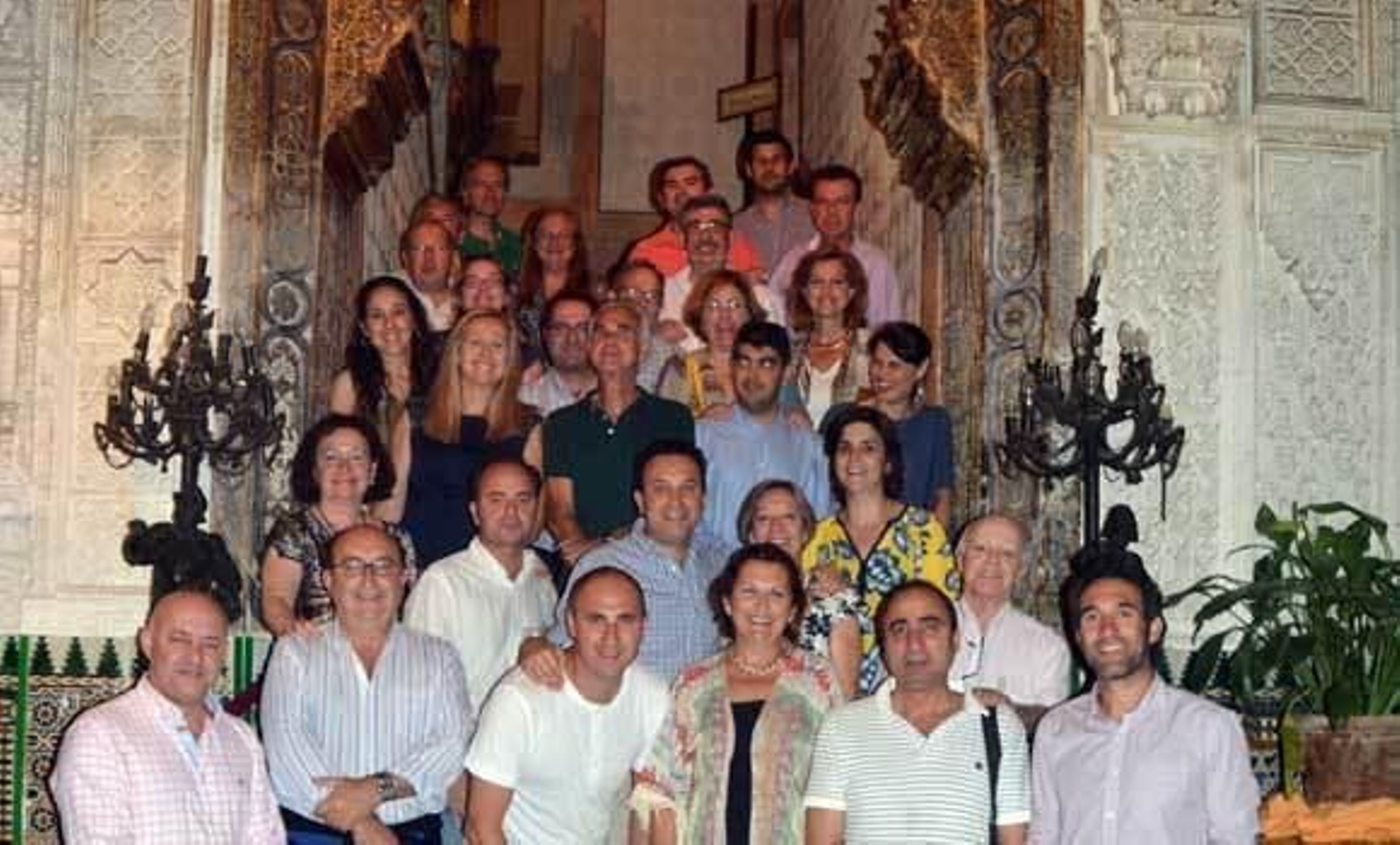 Ignacio Sánchez Galán, con un  grupo de profesores del colegio de San Felipe Neri marianistas, que acudieron a su despedida, con motivo de su traslado al colegio y parroquia del Pilar marianistas de Jerez de la Frontera.  Foto: Ignacio Casas de Ciria