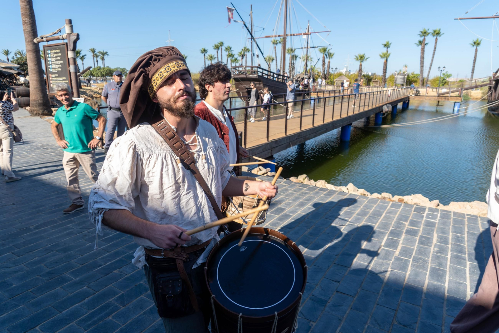 La jornada de puertas abiertas en el Muelle de las Carabelas en imágenes