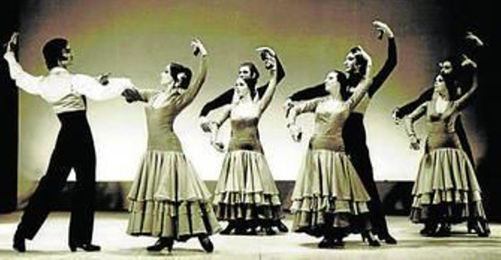 1. El bailaor, en una imagen de 2001. 2 y 3. Caracolillo y Juanita Reina, inseparables desde que se conocieron hasta la muerte de la reina de la copla en 1999. 4 y 5. Las imágenes son del Ballet de Caracolillo en el Teatro Álvarez Quintero de Sevilla. Fotos de Garduño, del blog dedicado al artista.